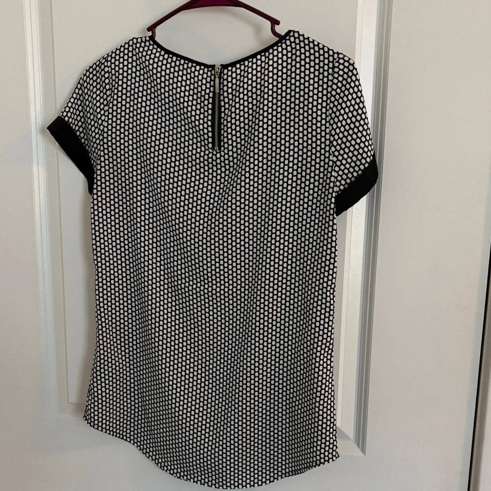 Express Black White Geometric Print Short Sleeve Blouse Size XS - Picture 6 of 6